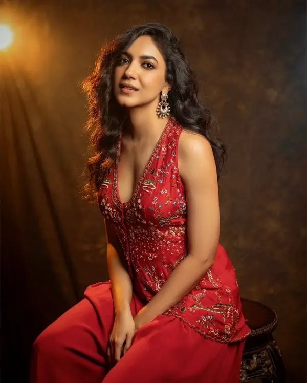 Hot Ritu Varma Flaunts Her Big Boobs in a Beautiful Dress (3)