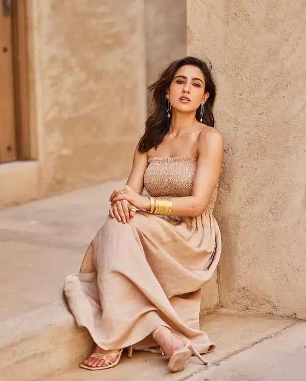 Hot Sara Ali Khan Shows Off Big Boobs and Deep Cleavage in a Cream colored Gown (3)