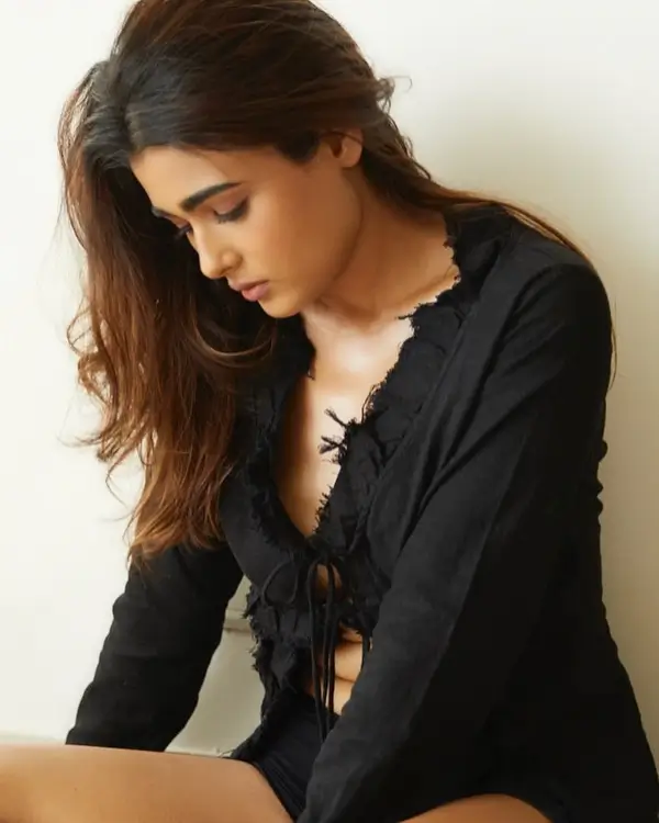 Hot Shalini Pandey Showing Her Big Boobs in Chic Black Dress (3)