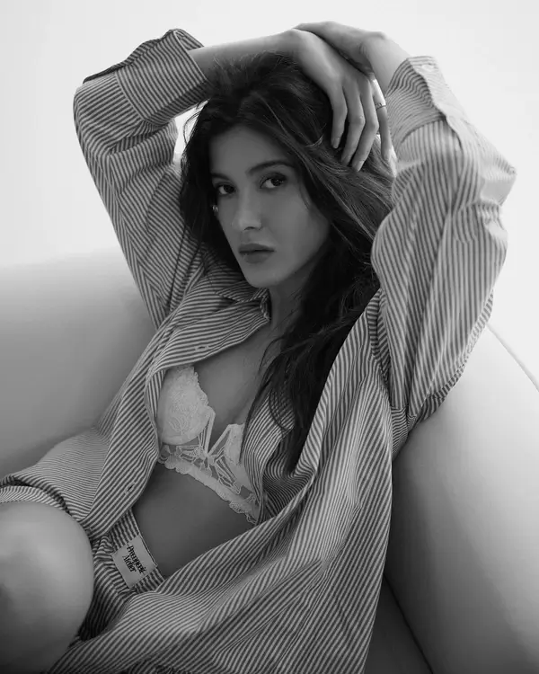 Hot Shanaya Kapoor Shows Off Big Boobs and Deep Cleavage in a White Bralette, Striped Shorts, and a Partially Unbuttoned Shirt (4)