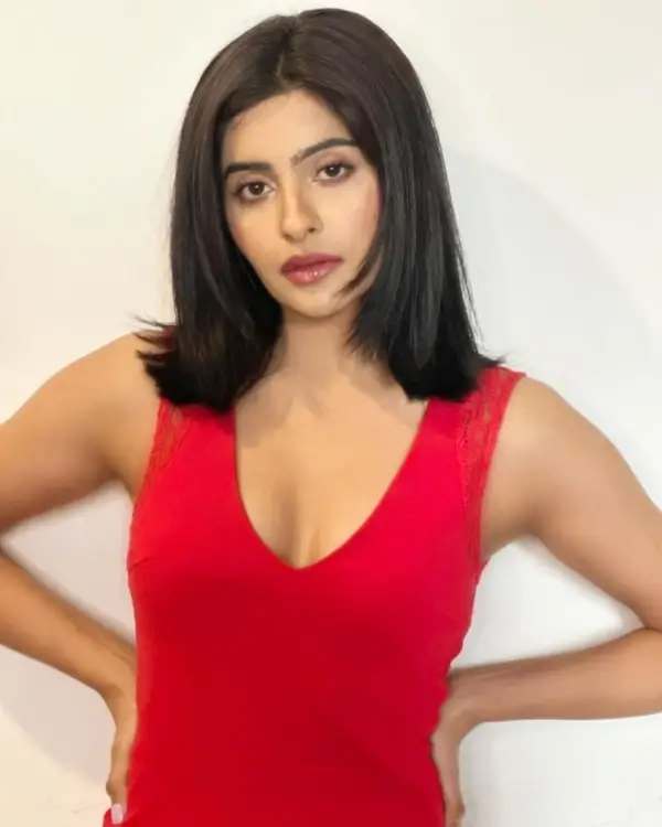 Hot Yukti Kapoor Showcased Her Big Boobs and Curvy Body in Red Mini Dress (2)