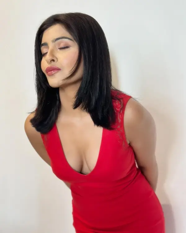 Hot Yukti Kapoor Showcased Her Big Boobs and Curvy Body in Red Mini Dress (3)