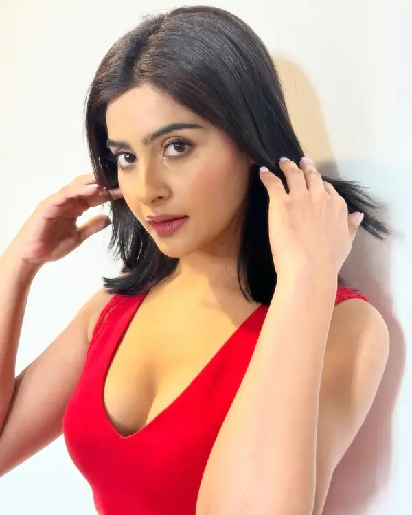 Hot Yukti Kapoor Showcased Her Big Boobs and Curvy Body in Red Mini Dress (4)