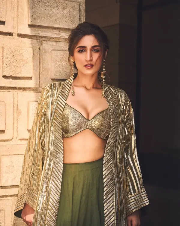 Hot Dhvani Bhanushali Displays Her Big Boobs in Golden and Green Dress (4)