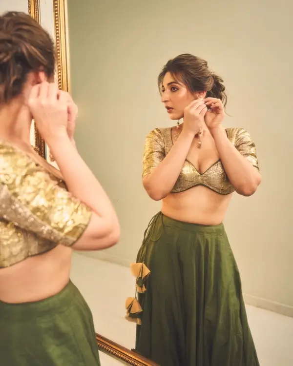 Hot Dhvani Bhanushali Displays Her Big Boobs in Golden and Green Dress (6)