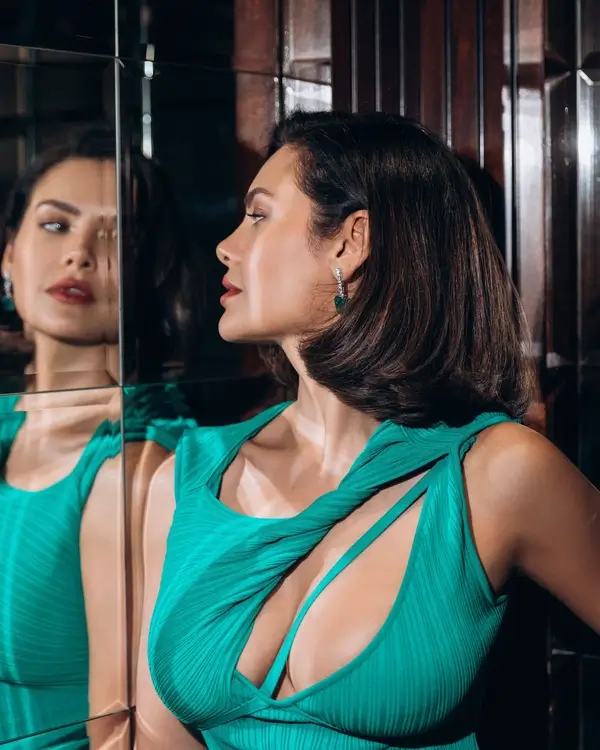 Hot Esha Gupta Showcased Her Big Boobs and Curvy Figure in Striking Green Cutout Dress (3)