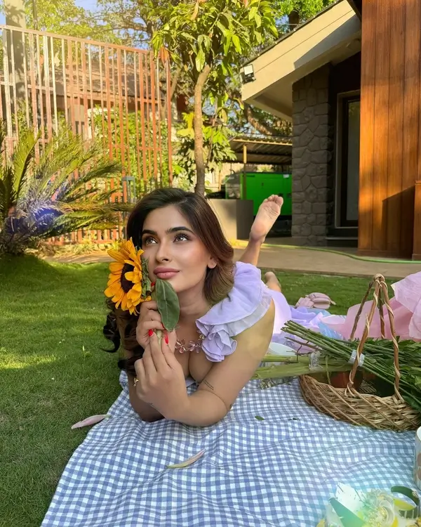 Hot Karishma Sharma Flaunts Her Big Boobs in Long Maxi Dress (3)