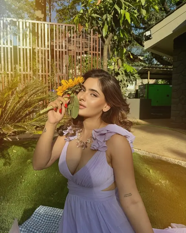 Hot Karishma Sharma Flaunts Her Big Boobs in Long Maxi Dress (4)