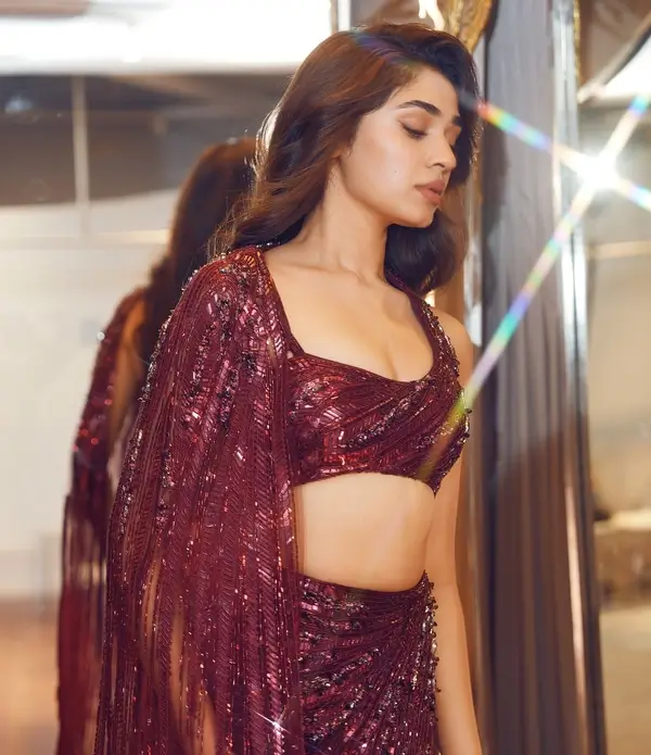 Hot Krithi Shetty Showcased Her Big Boobs and Curvy Figure in a Maroon Blouse With a Breathtaking Lehenga (3)