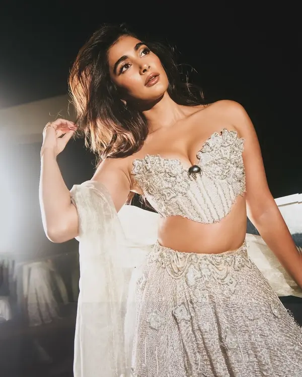 Hot Pooja Hegde Shows Off Big Boobs and Deep Cleavage (5)