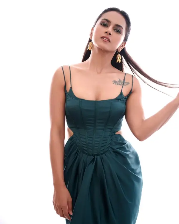 Hot Shraddha Srinath Shows Off Big Boobs and Deep Cleavage in Dazzling Dress (3)