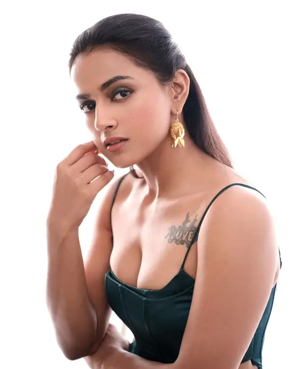 Hot Shraddha Srinath Shows Off Big Boobs and Deep Cleavage in Dazzling Dress (5)