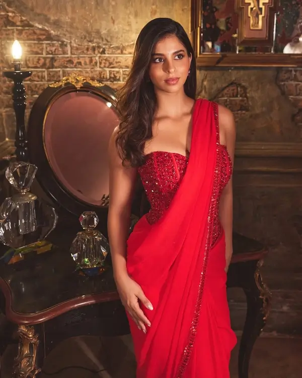 Hot Suhana Khan Displays Her Big Boobs and Sexy Body in a Vibrant Red Saree (2)