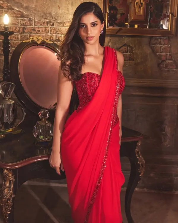 Hot Suhana Khan Displays Her Big Boobs and Sexy Body in a Vibrant Red Saree (3)