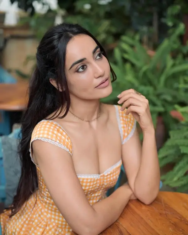 Hot Surbhi Jyoti Displays Her Big Boobs in Charming Yellow Dress (4)