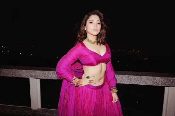 Hot Tamannaah Bhatia Displays Her Big Boobs and Sexy Body in Pink Blouse Paired With a Flowing Lehenga (2)