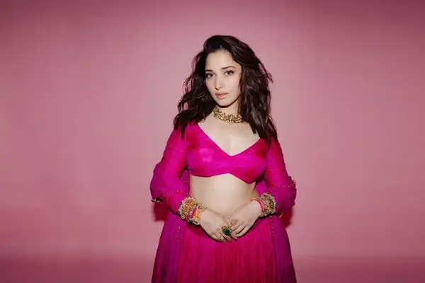 Hot Tamannaah Bhatia Displays Her Big Boobs and Sexy Body in Pink Blouse Paired With a Flowing Lehenga (3)