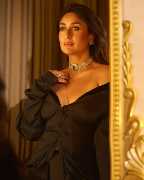 Hot Kareena Kapoor Flaunts Her Big Boobs in All Black Dress (3)