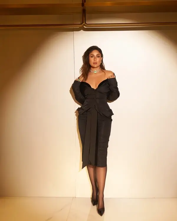 Hot Kareena Kapoor Flaunts Her Big Boobs in All Black Dress (4)