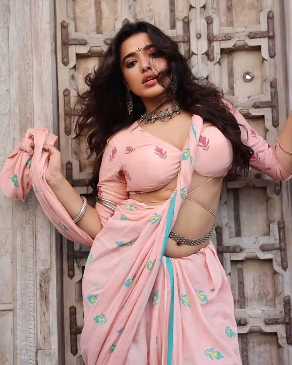 Hot Ketika Sharma Showcased Her Big Boobs and Curvy Body in Bright Pink Saree (6)