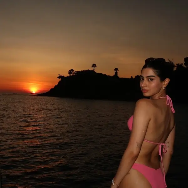 Hot Khushi Kapoor Displays Her Big Boobs and Sexy Body in Pink Bikin (2)