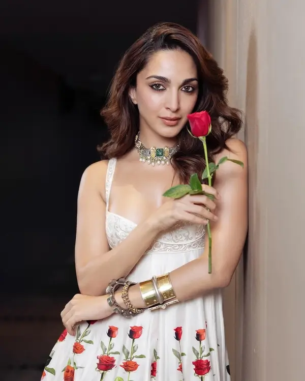 Hot Kiara Advani Shows Off Big Boobs and Deep Cleavage in White Gown (3)