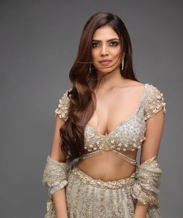 Hot Malavika Mohanan Displays Her Big Boobs and Sexy Body in Cream Lehenga (3)