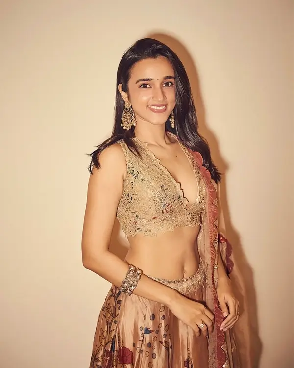 Hot Nuveksha Displays Her Big Boobs and Sexy Body in a Stunning Cream colored Lehenga (4)