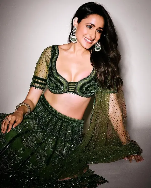 Hot Pragya Jaiswal Flaunts Her Big Boobs in Green Lehenga (2)