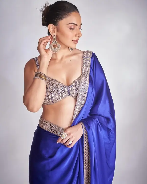 Hot Rakul Preet Singh Flaunts Her Big Boobs in a Mirror stoned Blue Bralette Paired With a Flowing Blue Saree (5)