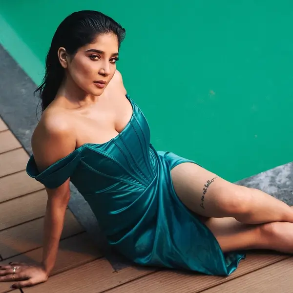 Hot Sakshi Agarwal Shows Off Big Boobs and Deep Cleavage in Green Dress (3)