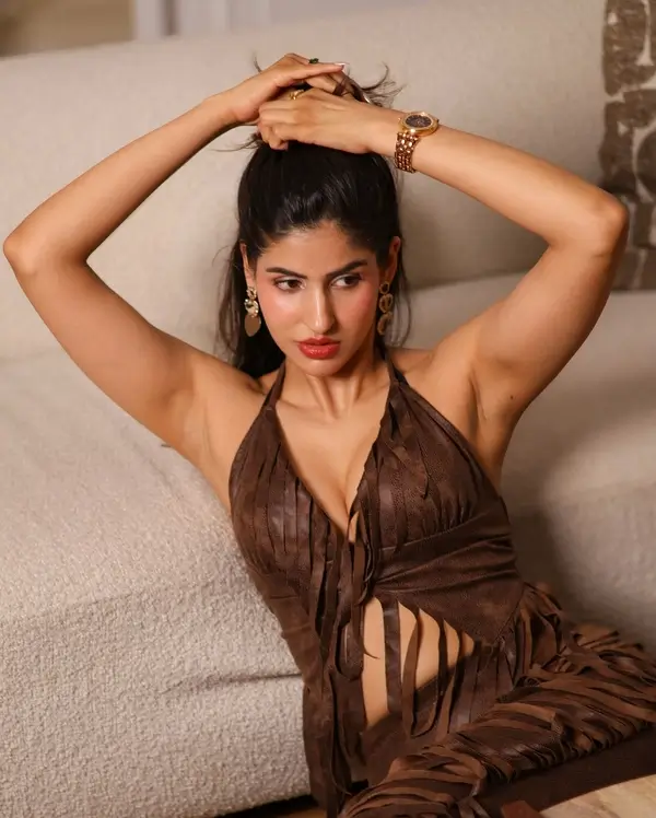 Hot Sakshi Malik Flaunts Her Big Boobs in Stylish Brown Blouse and Matching Trousers (3)