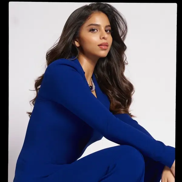 Hot Suhana Khan Showcased Her Big Boobs and Curvy Body in Blue Blazer and Matching Slacks (2)