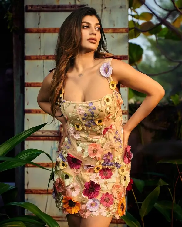 Hot Yashika Aannand Showcased Her Big Boobs and Curvy Body in Floral Dress (2)