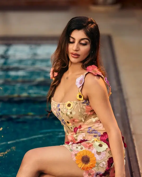 Hot Yashika Aannand Showcased Her Big Boobs and Curvy Body in Floral Dress (5)