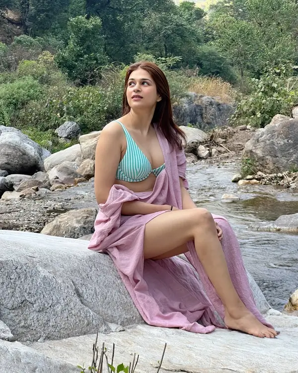 Shraddha Das Flaunts Her Big Boobs in Sheer Pink Shrug and a Bright Blue Bralette (3)