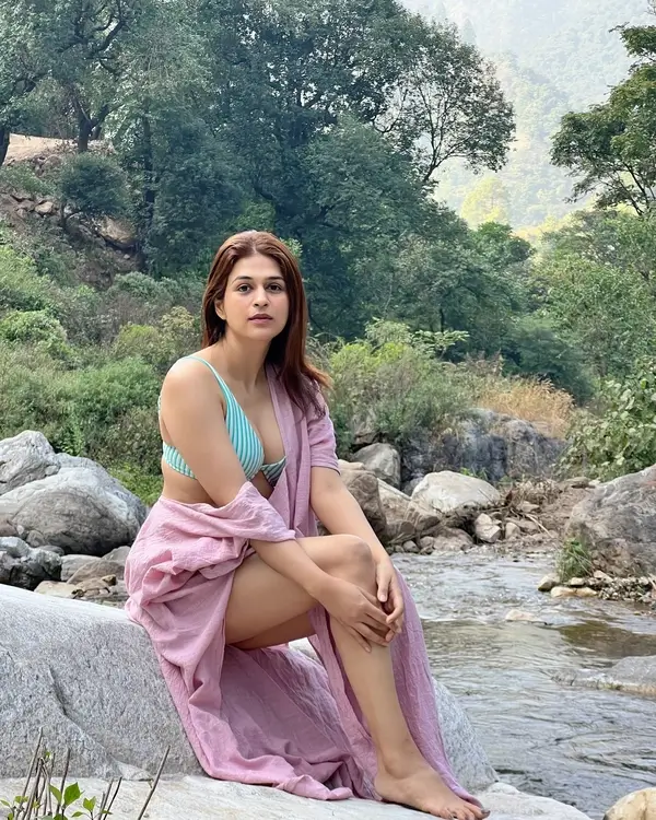 Shraddha Das Flaunts Her Big Boobs in Sheer Pink Shrug and a Bright Blue Bralette (4)