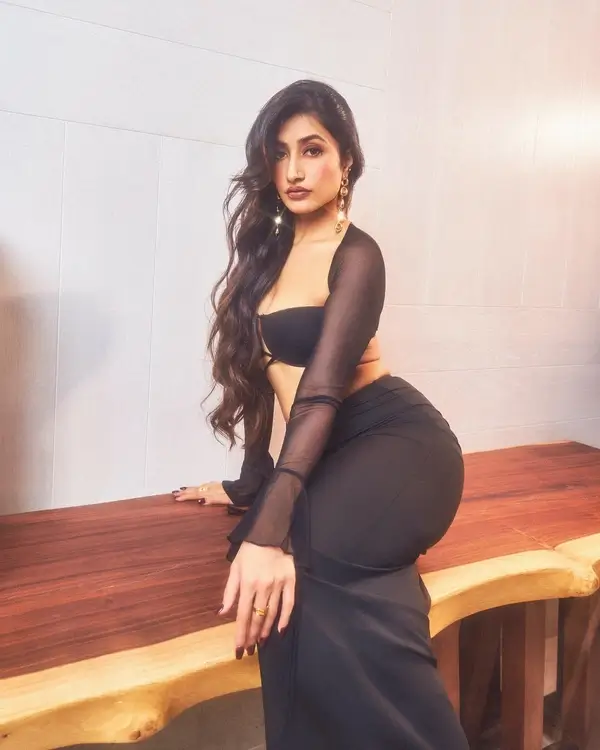 Hot Dhanashree Verma Showcased Her Big Boobs and Curvy Figure in Black Dress (6)