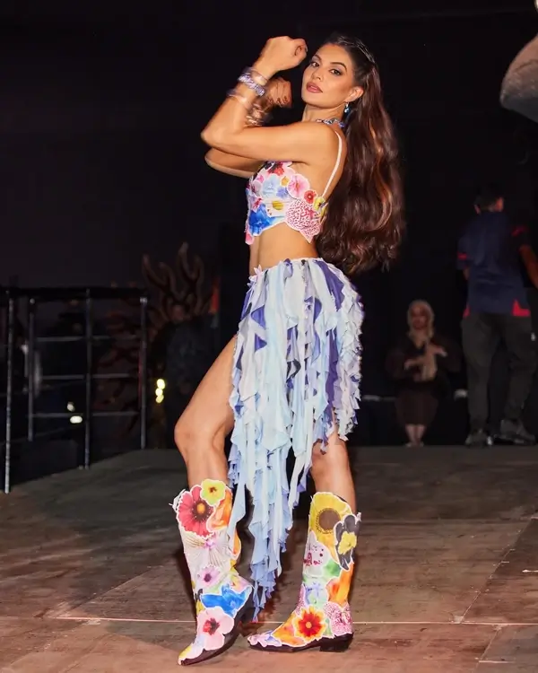 Hot Jacqueline Fernandez Displays Her Big Boobs and Sexy Body in Flowery Bralette (2)
