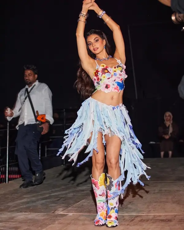 Hot Jacqueline Fernandez Displays Her Big Boobs and Sexy Body in Flowery Bralette (3)