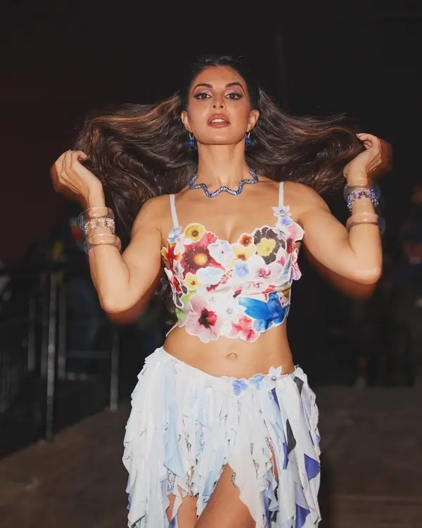 Hot Jacqueline Fernandez Displays Her Big Boobs and Sexy Body in Flowery Bralette (4)