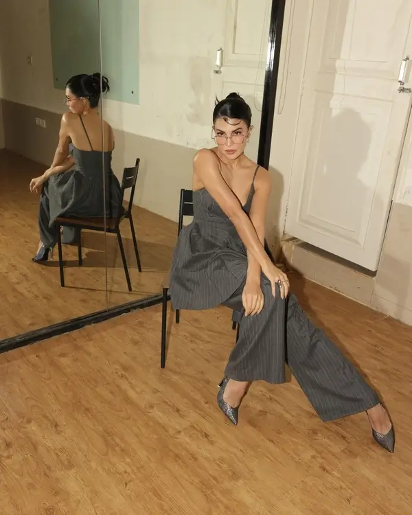 Hot Jacqueline Fernandez Flaunts Her Big Boobs in Chic Dress (3)