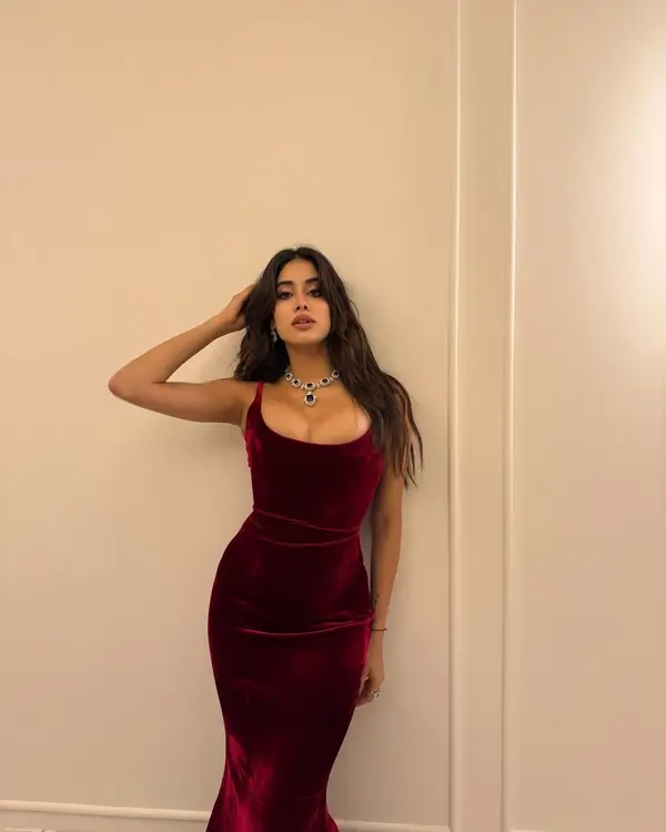Hot Janhvi Kapoor Flaunts Her Big Boobs in Maroon Velvet Bodycon Dress (2)
