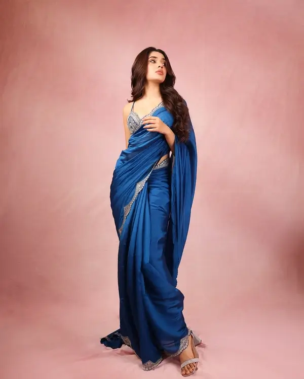 Hot Krithi Shetty Displays Her Big Boobs and Sexy Body in Blue Saree Paired With a Sleeveless Blouse (2)