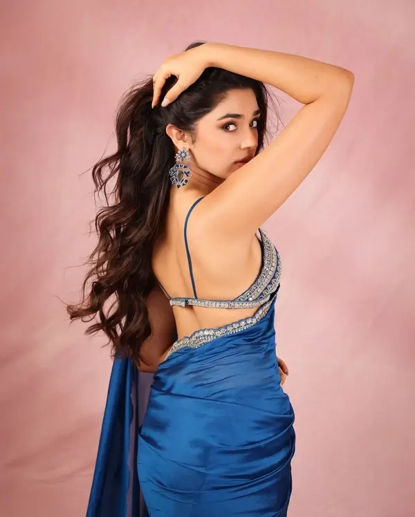 Hot Krithi Shetty Displays Her Big Boobs and Sexy Body in Blue Saree Paired With a Sleeveless Blouse (5)