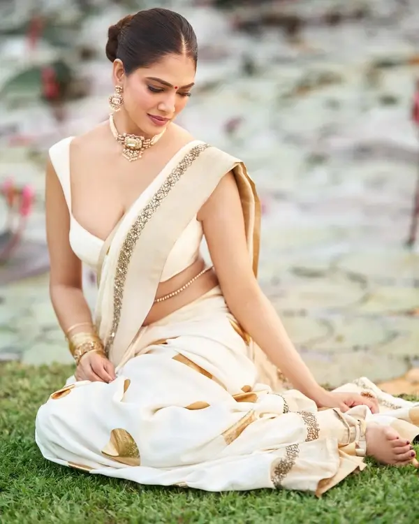 Hot Malavika Mohanan Shows Off Big Boobs and Deep Cleavage in White and Gold Saree (2)