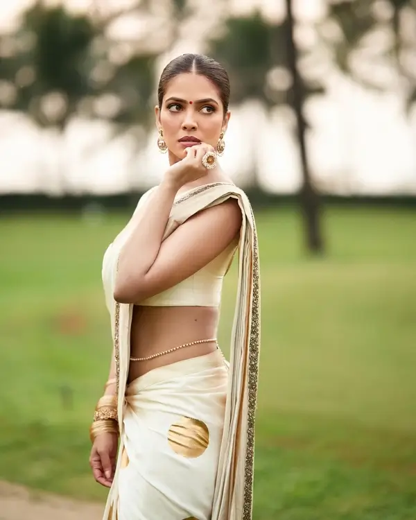 Hot Malavika Mohanan Shows Off Big Boobs and Deep Cleavage in White and Gold Saree (3)