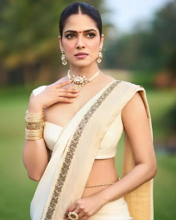 Hot Malavika Mohanan Shows Off Big Boobs and Deep Cleavage in White and Gold Saree (4)