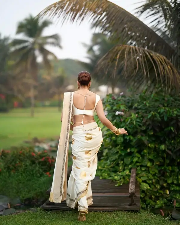 Hot Malavika Mohanan Shows Off Big Boobs and Deep Cleavage in White and Gold Saree (5)