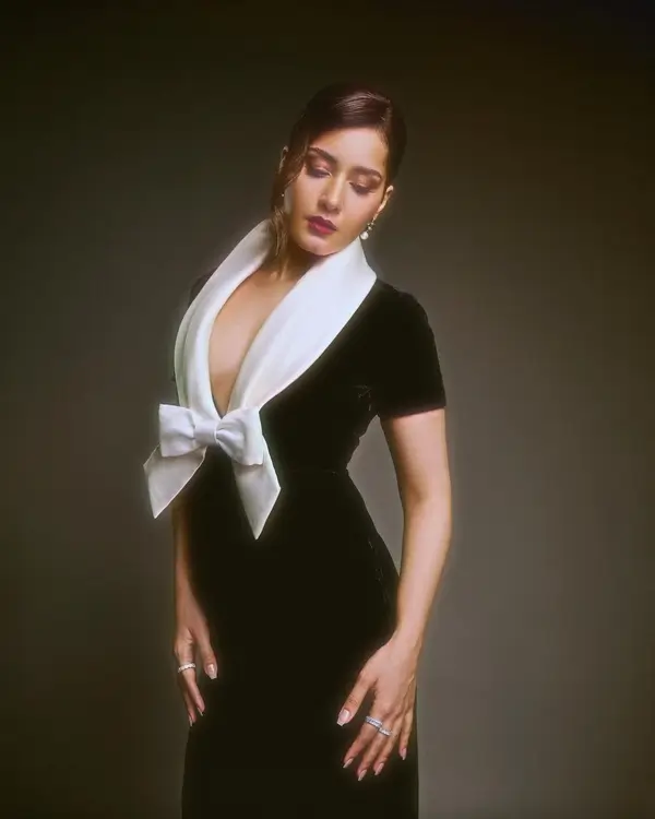 Hot Raashi Khanna Shows Off Big Boobs and Deep Cleavage in a Black Dress (2)